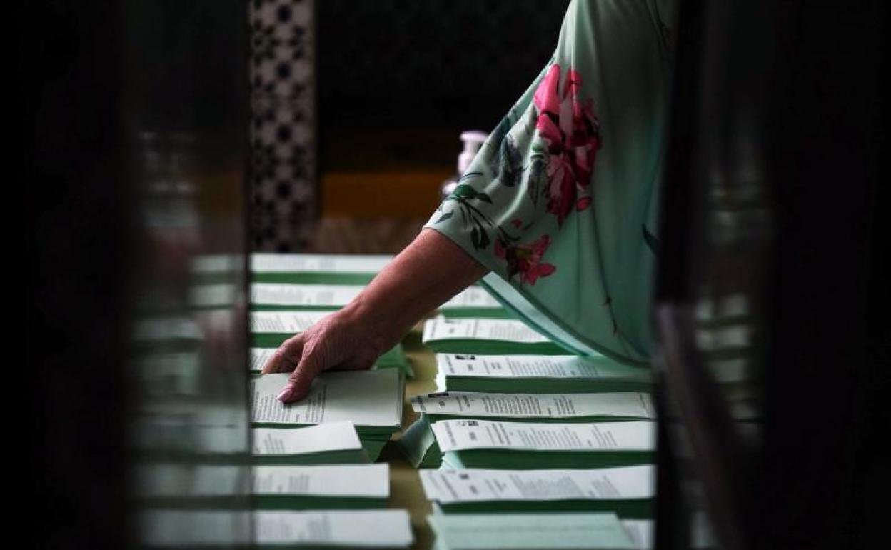 Foto de archivo de unas urnas en las elecciones autonómicas