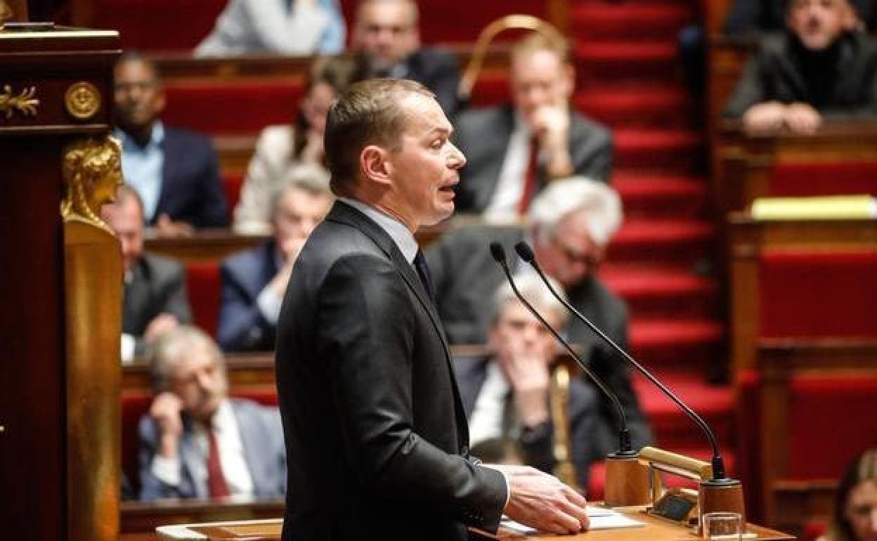 El ministro de Trabajo, Olivier Dussopt, presenta la reforma de las pensiones que ha desatado un enfrentamiento inédito en la Asamblea francesa