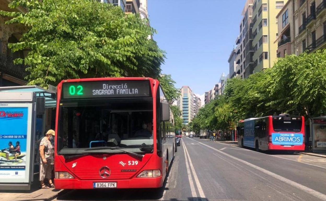 Autobuses circulando arriba y abajo de la Rambla Méndez Núñez.