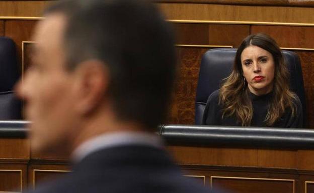 Irene Montero observa a Pedro Sánchez en la sesión de control al Gobierno de este miércoles en el Congreso