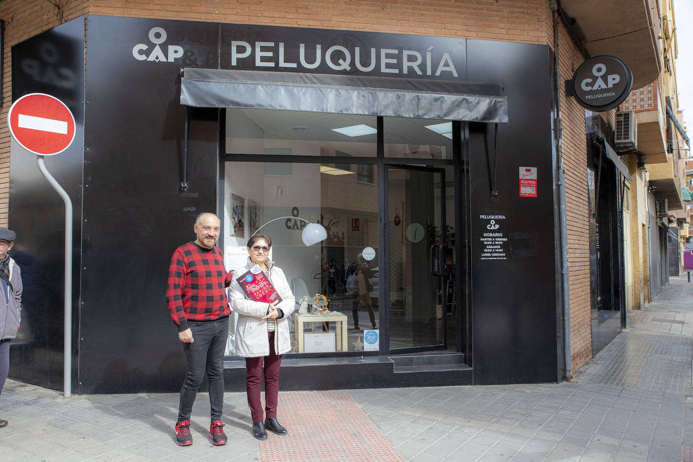 Fotos: Una colla de &#039;dolçaina i tabal&#039; acompaña a una vecina de Alicante en sus compras