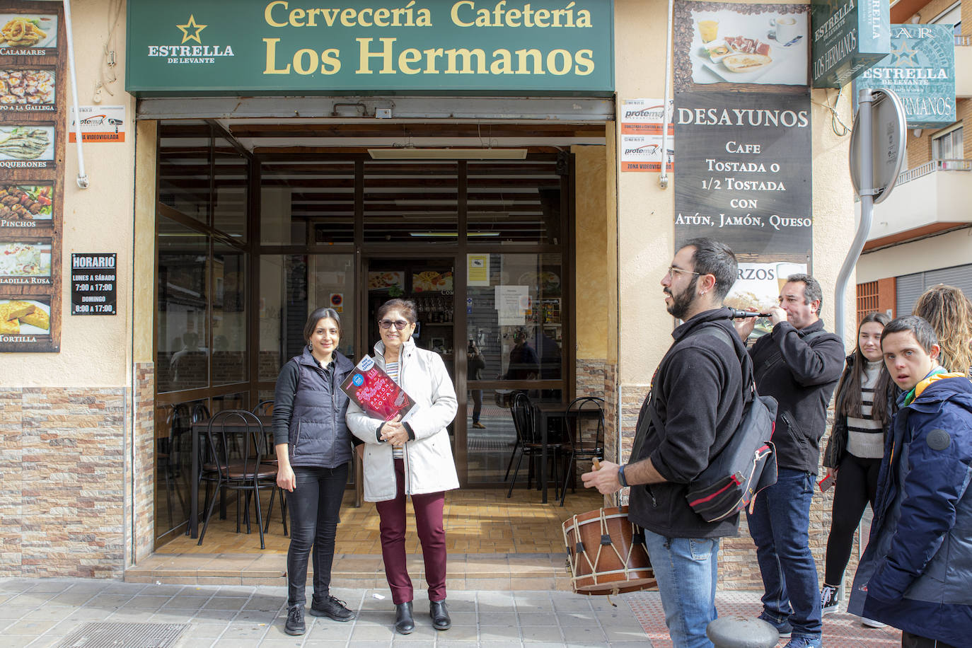 Fotos: Una colla de &#039;dolçaina i tabal&#039; acompaña a una vecina de Alicante en sus compras