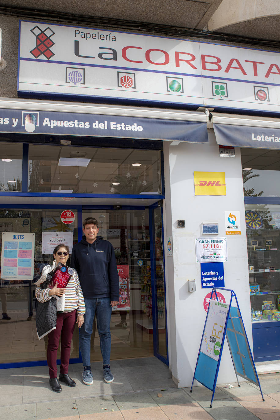 Fotos: Una colla de &#039;dolçaina i tabal&#039; acompaña a una vecina de Alicante en sus compras