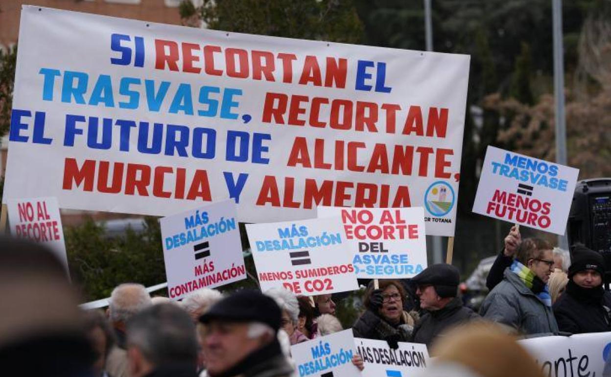 Manifestación de regantes ante las puertas de la Moncloa.