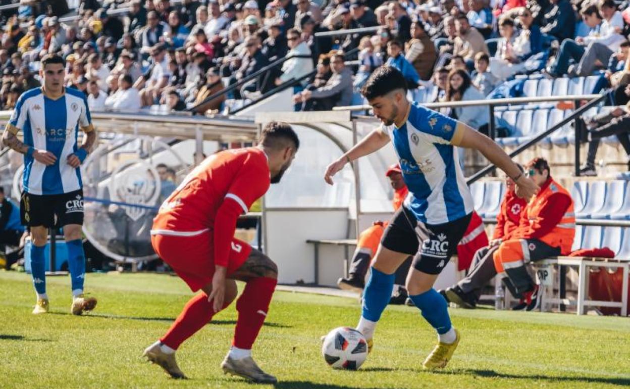 Alvarito trata de marcharse de un jugador del Prat 