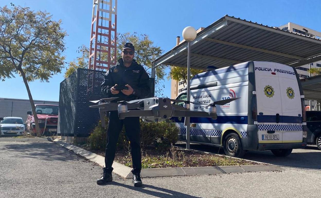 Un agente de la Policía Local de El Campello vuela el nuevo dron.