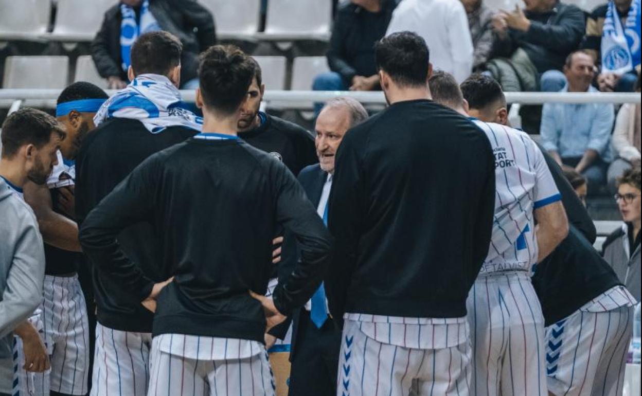 Rafa Monclova da instrucciones durante un tiempo muerto del HLA Alicante 