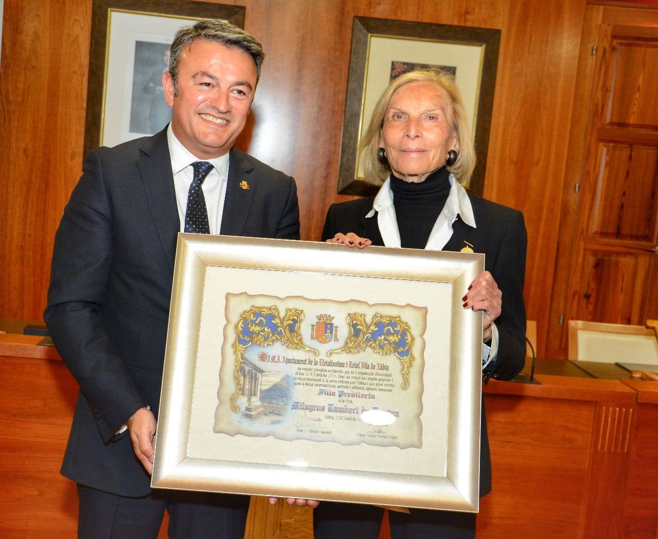 Milagros Lambert cuando fue nombrada Hija Predilecta de Xàbia, junto al alcalde José Chulvi.