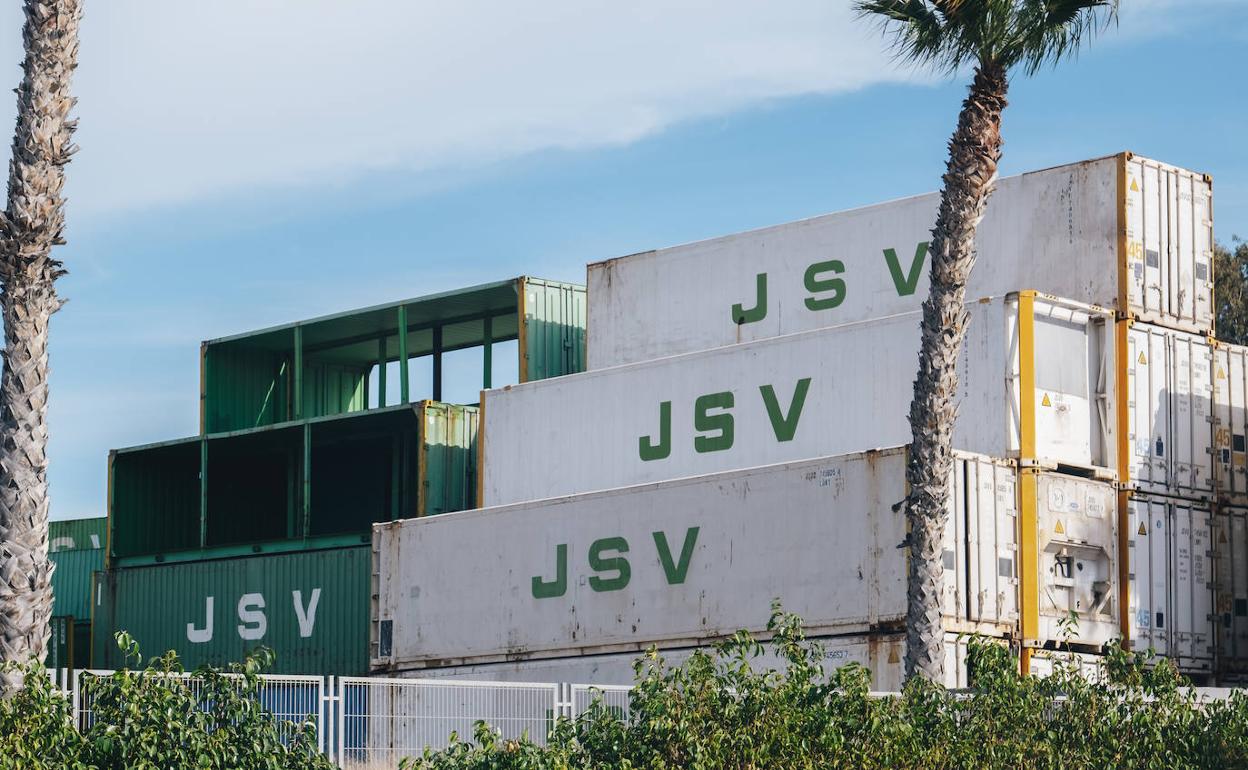 Contenedores en el puerto de Alicante, en la zona comercial 