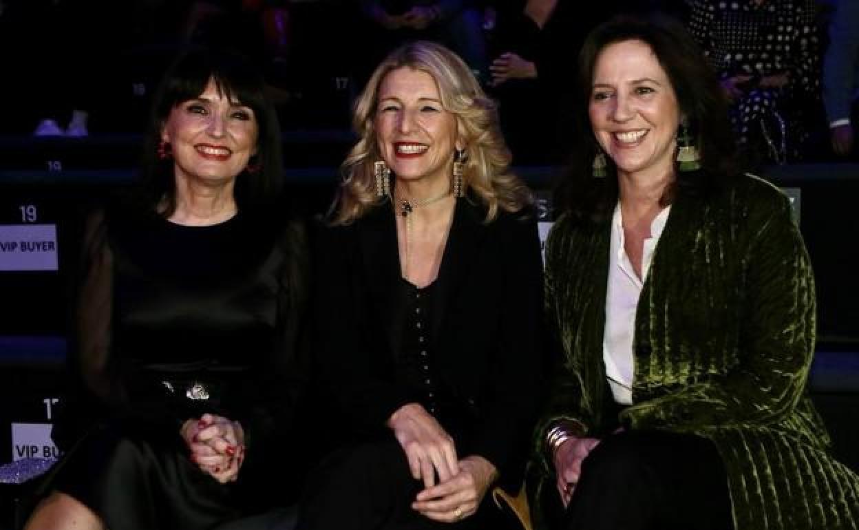 Julia Parra y Yolanda Díaz, en el 'front row' de Hannibal Laguna, el viernes. 