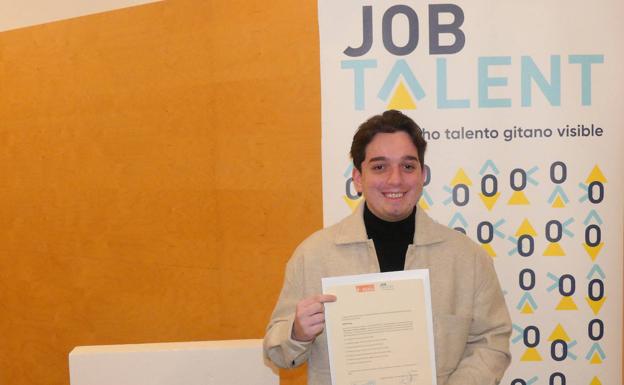 José Gabarre con su certificado tras finalizar 'Job Talent'. 