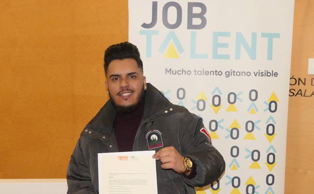 Roberto Ruiz con su certificado tras finalizar 'Job Talent'. 