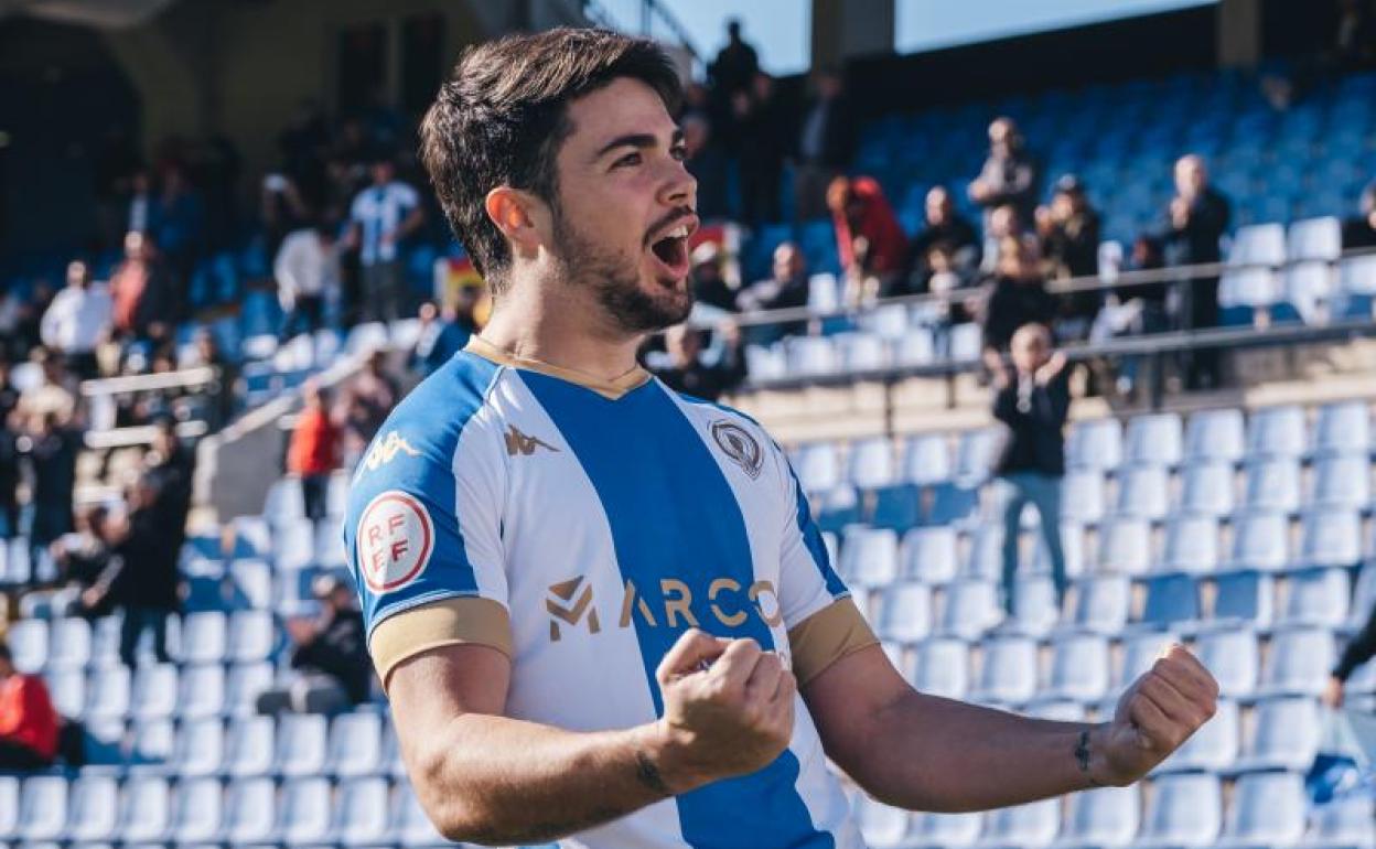 Alvarito celebra uno de sus dos goles ante el Mallorca B 