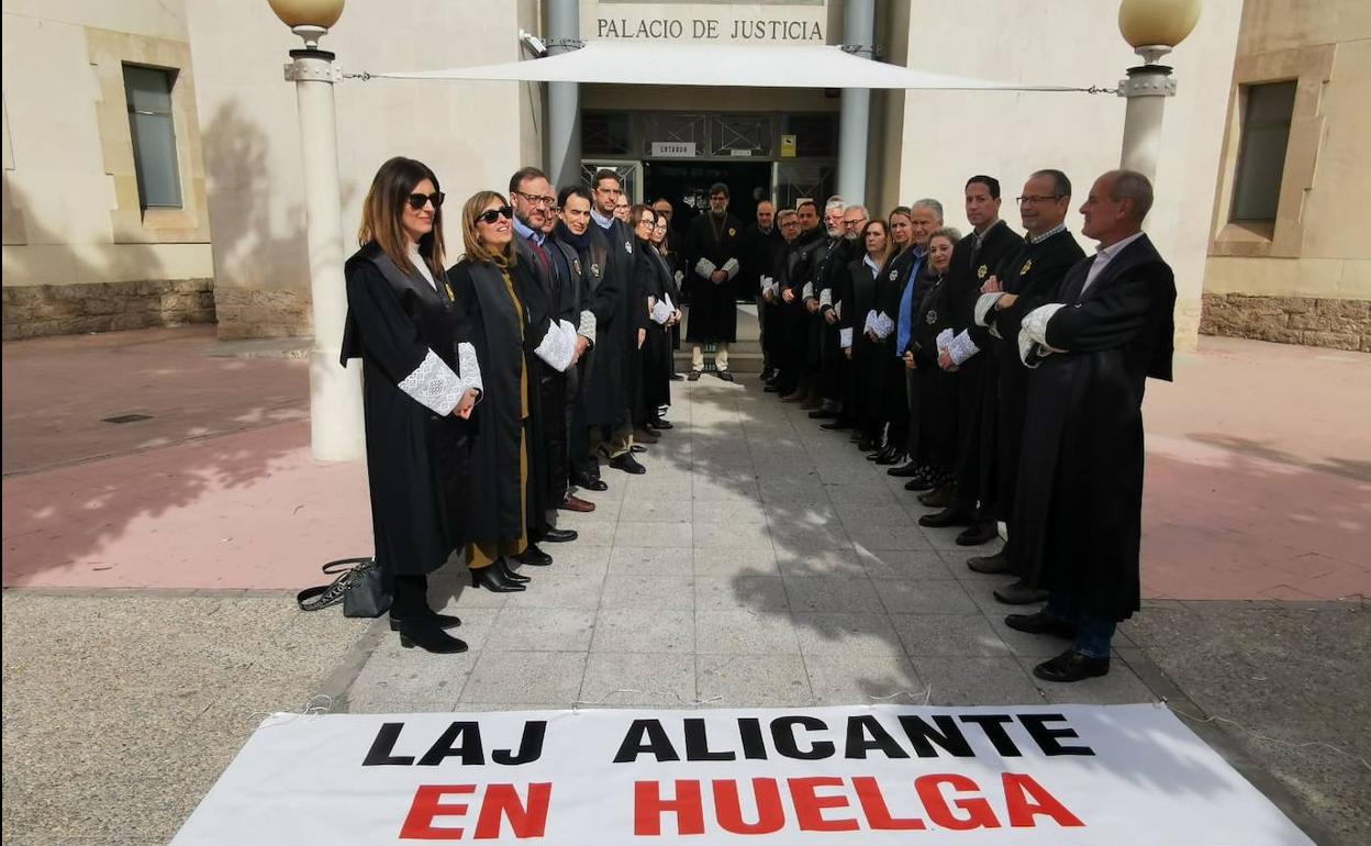 Letrados de Justicia, este viernes a las puertas del Palacio de Justicia de Alicante.