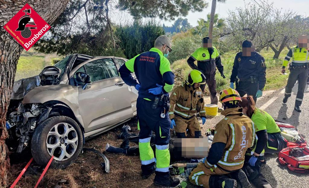 El coche se ha extrellado contra un árbol. 