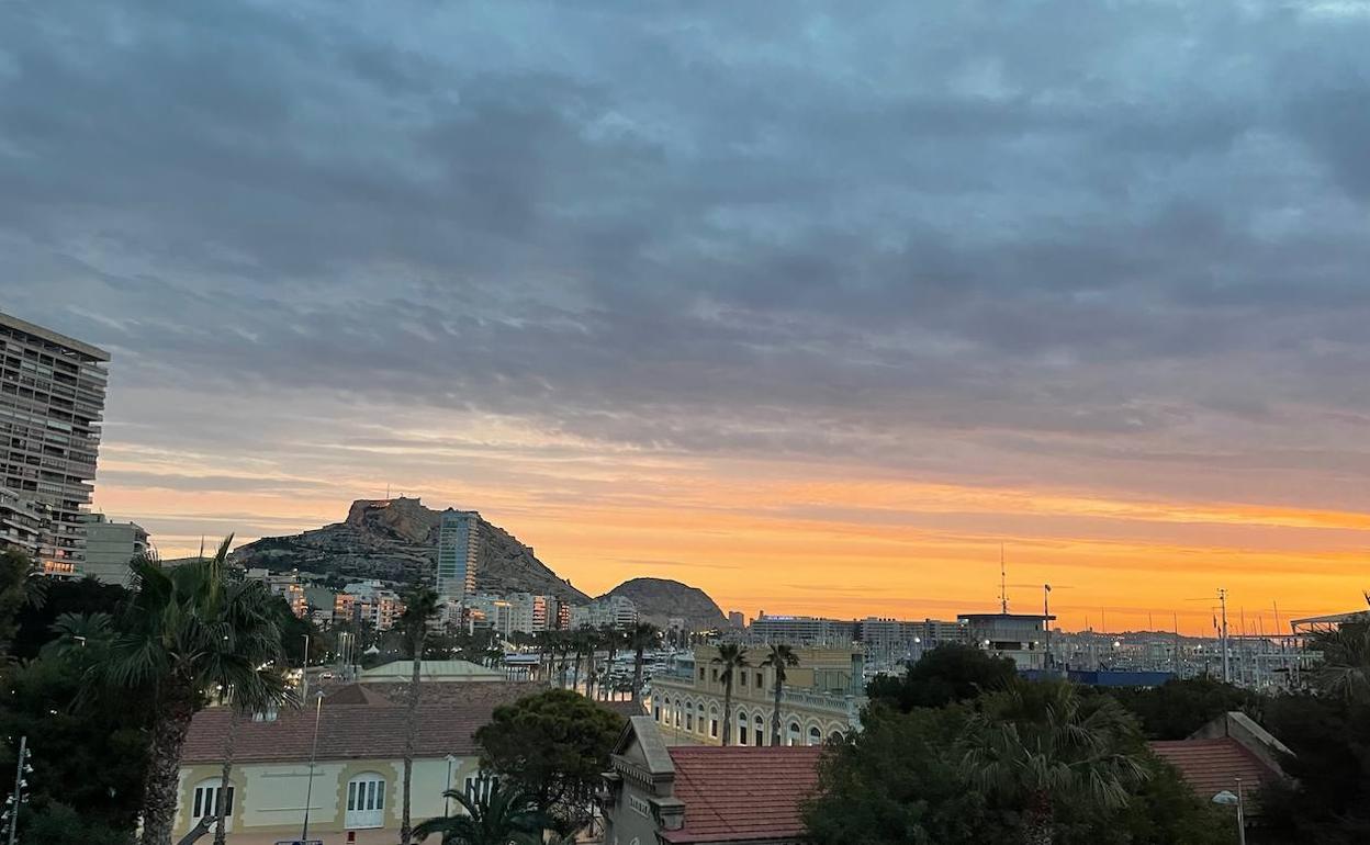 Alicante amanece cubierta de nubes en su 'Sábado Ramblero'