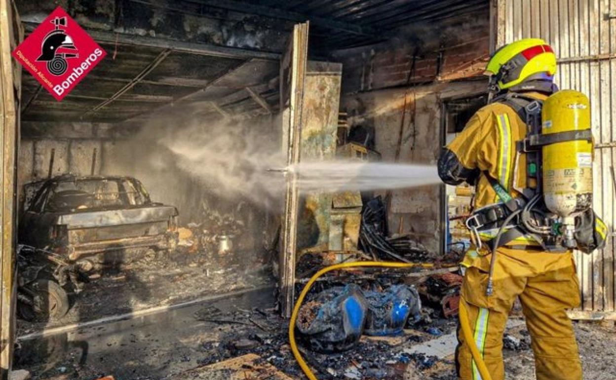 Los bomberos sofocan las llamas del incendio en Busot.
