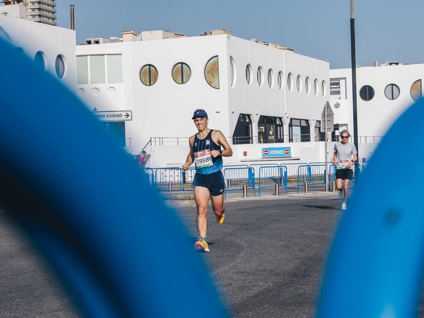 Fotos: Más de 2.500 personas corren la Media Maratón de Alicante