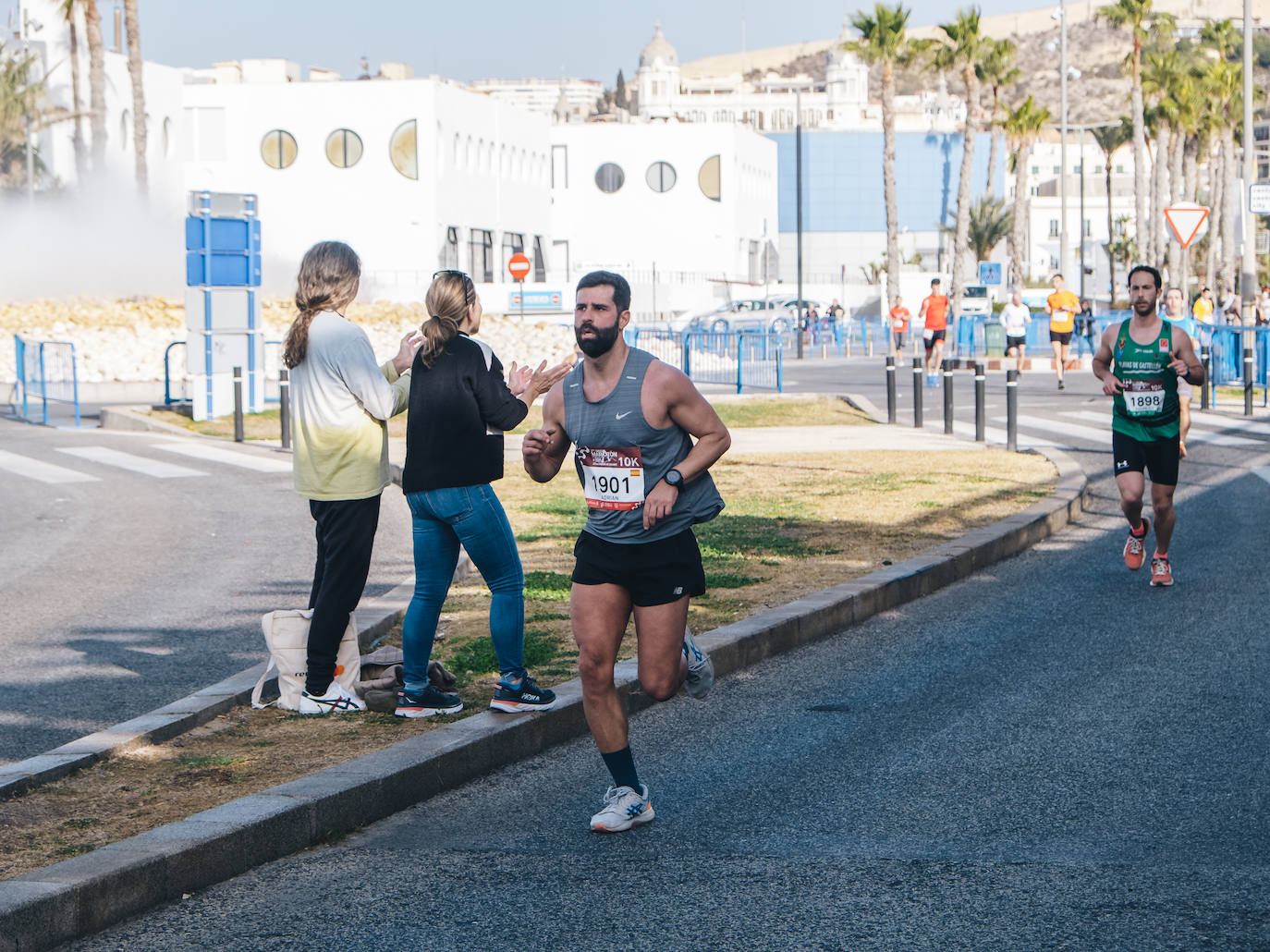 Fotos: Más de 2.500 personas corren la Media Maratón de Alicante