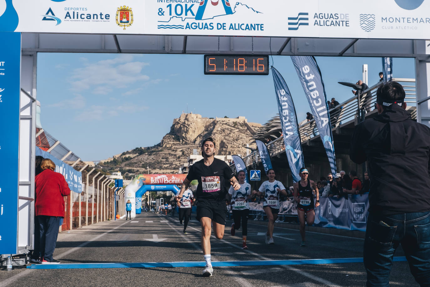 Fotos: Más de 2.500 personas corren la Media Maratón de Alicante