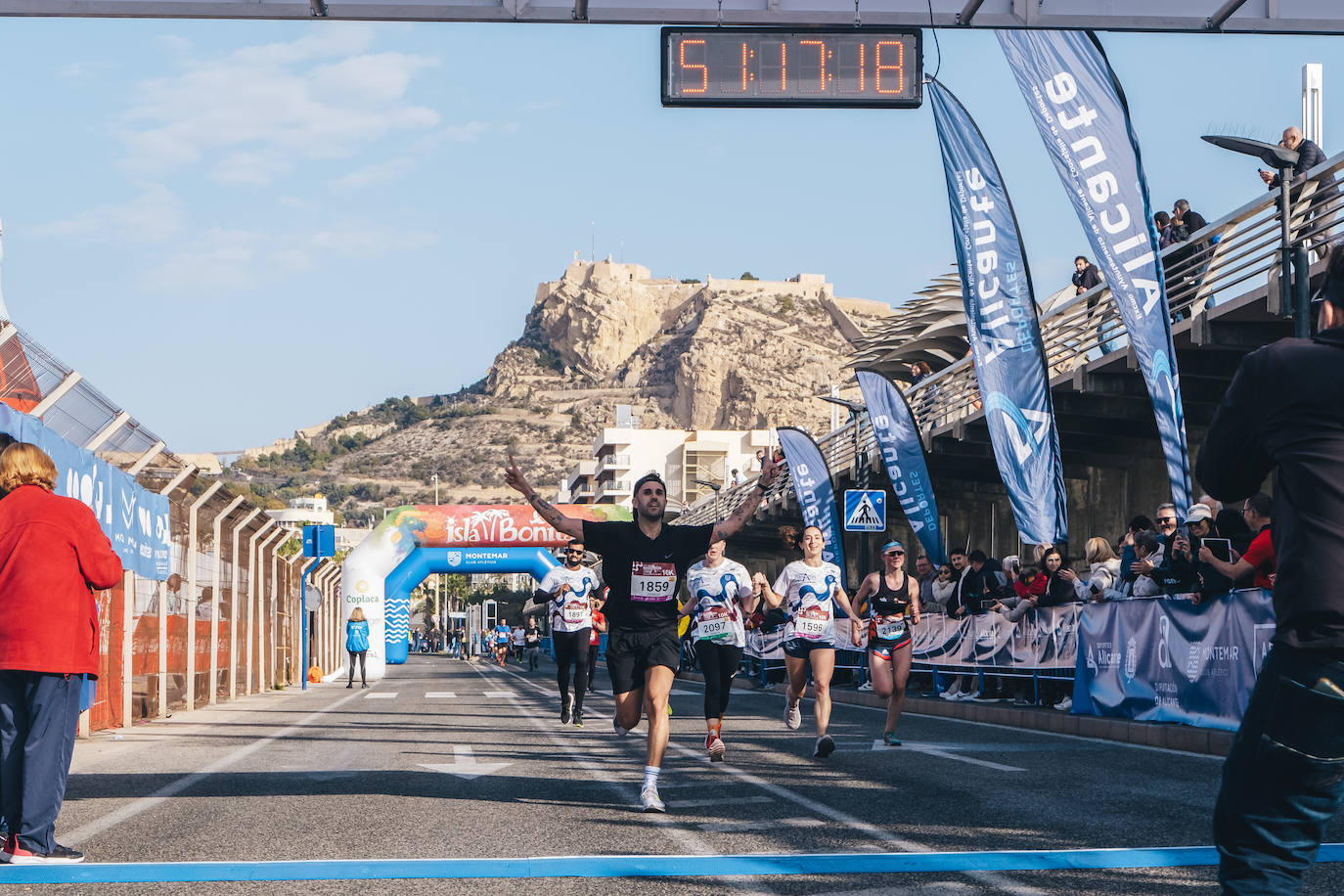 Fotos: Más de 2.500 personas corren la Media Maratón de Alicante