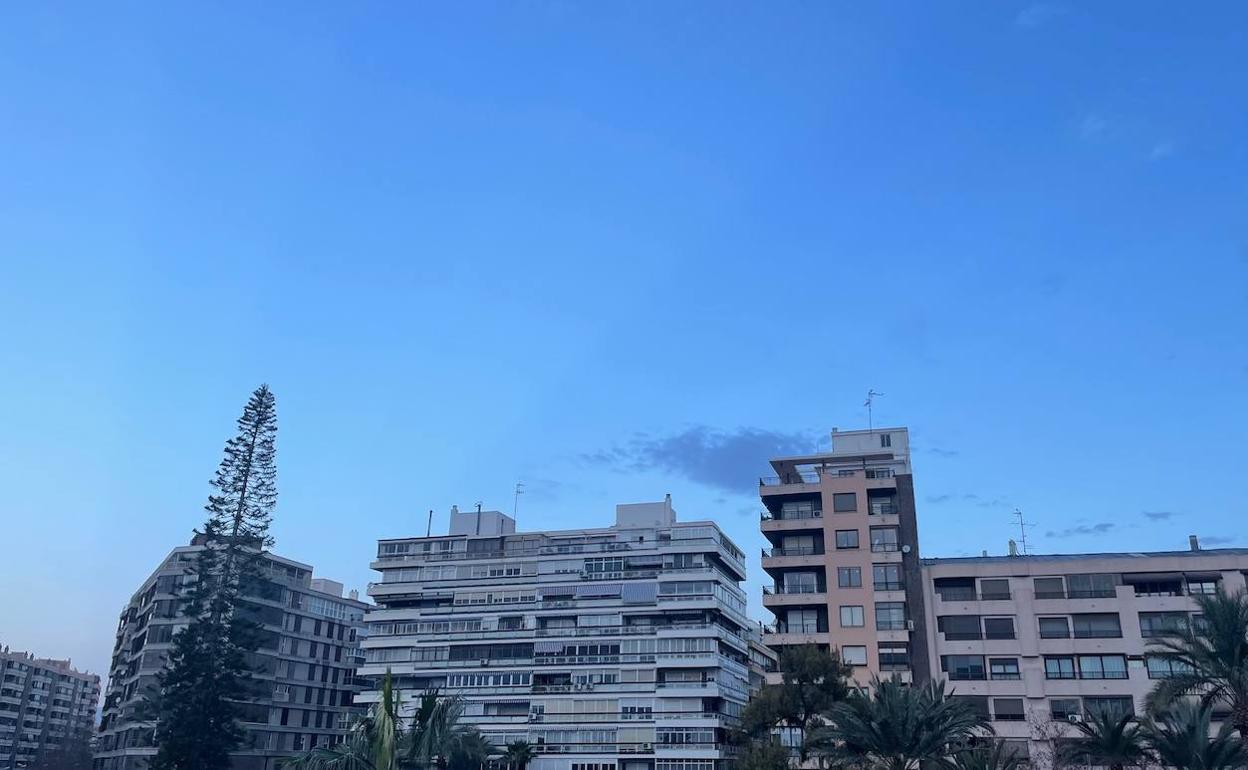 Cielo despejado tras las lluvias este domingo en Alicante.