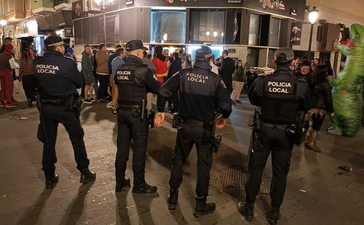 Operativo de la Policía Local en la calle Castaños, una de las zonas estrella del Carnaval.