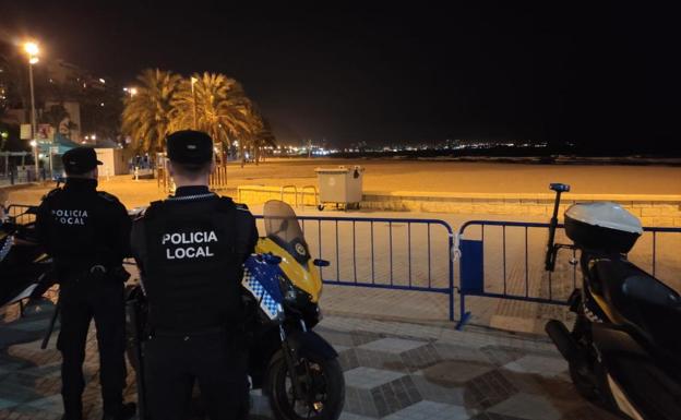 Agentes de la Policía Local de Alicante frente a la playa del Postiguet.