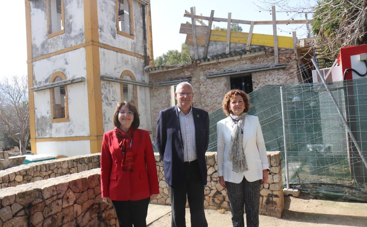 La rectora de la UA, Amparo Navarro; el alcalde de Dénia, Vicent Grimalt, y la consellera de Universidades, Josefina Bueno.