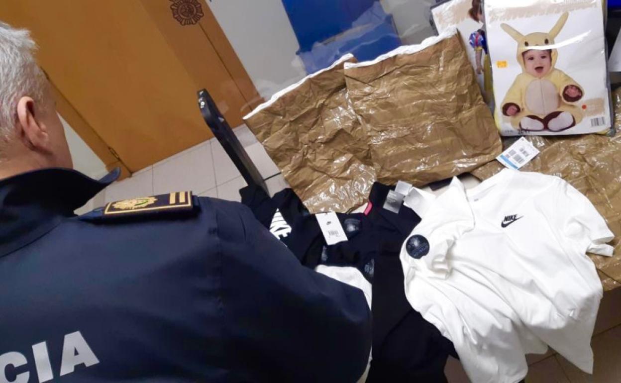 La ropa sustraída por los dos detenidos 