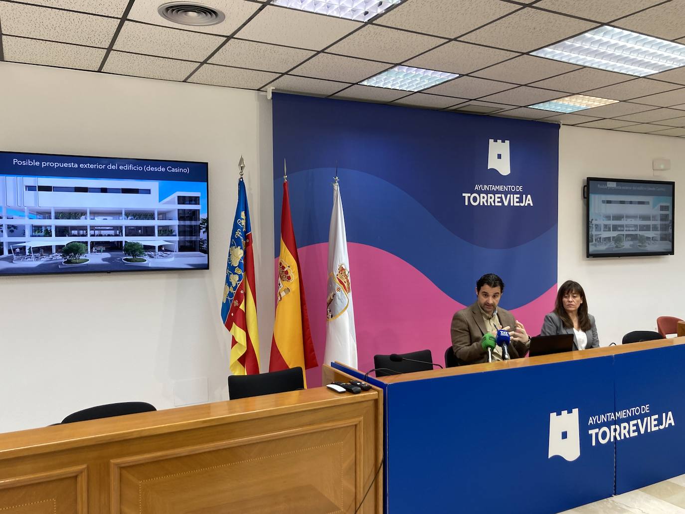El alcalde, Eduardo Dolón, y la concejal de Comercio, en la presentación del nuevo edificio de La Plasa.