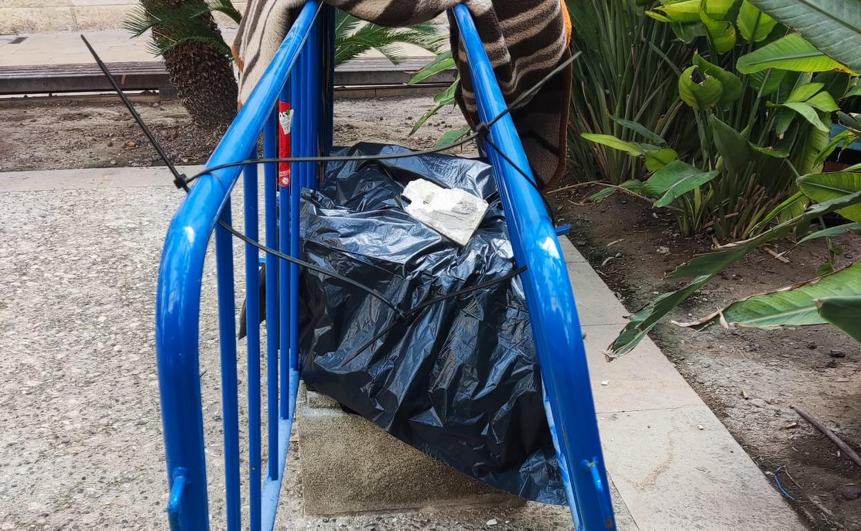 El pedesatal de la cruz que permanece en la plaza de la Santa Faz tras la retirada de la parte dañada para su restauración