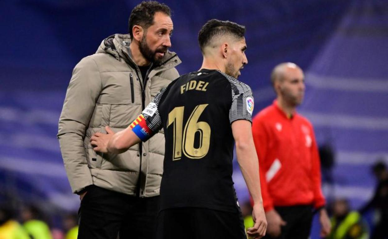 Machín dialoga con el capitán Fidel en el Bernabéu 