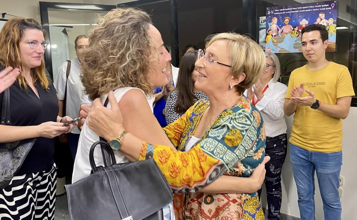 María José Adsuar felicita a Ana Barceló tras la victoria de la segunda en las primarias socialistas. 