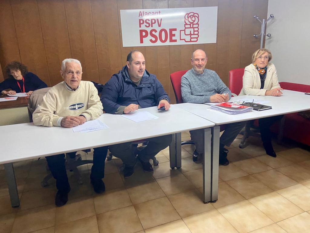 El presidente del PSOE de Alicante, José Soriano; el secretario de Organización, Pedro Ródenas; el secretario general, Miguel Millana, y la candidata a la Alcaldía, Ana Barceló, este martes en la sede.