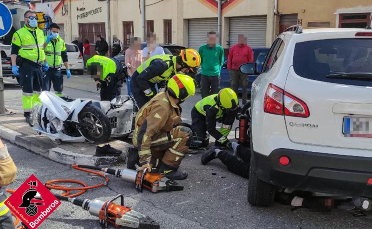 Los bomberos durante el rescate del herido