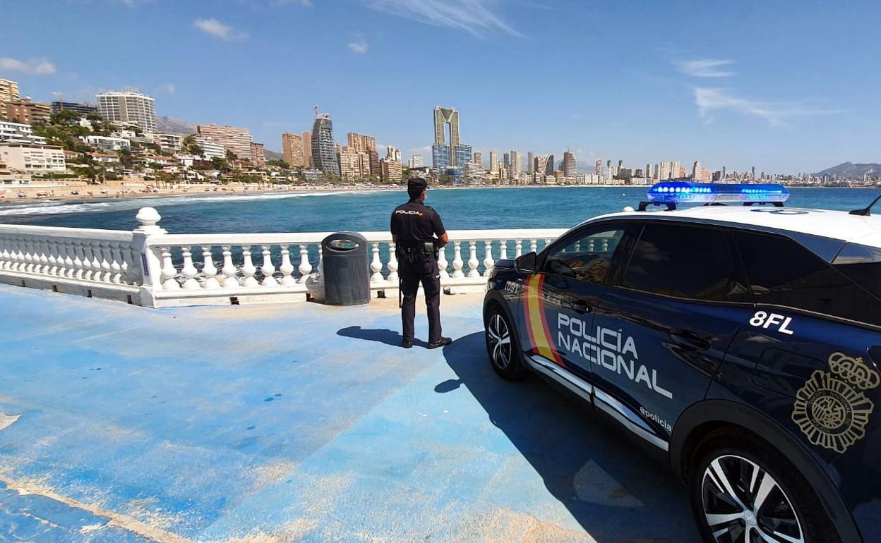 Imagen de archivo de un agente de la Policía Nacional en la ciudad de Benidorm