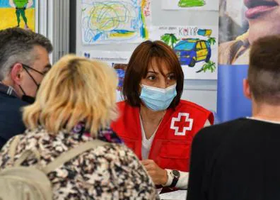 Imagen secundaria 1 - Profesionales de Cruz Roja en su atención a los refugiados ucranianos. 