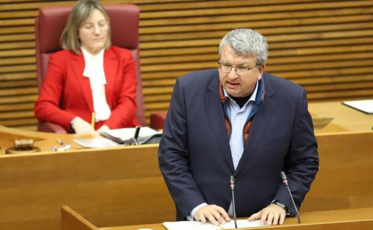 El portavoz adjunto de Ciudadanos, Fernando Llopis, en la tribuna de Les Corts.
