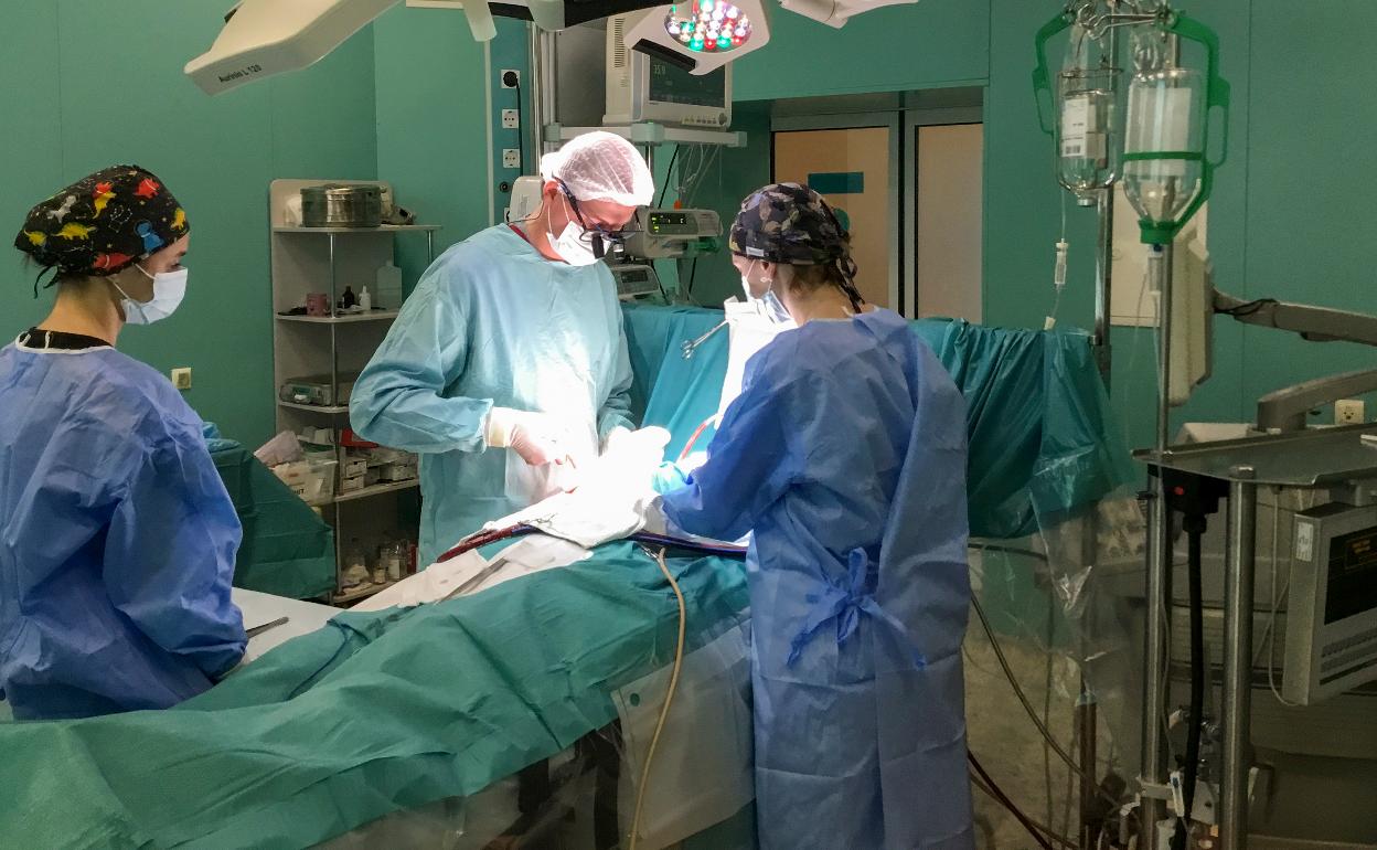 Intervención quirúrgica en un hospital 