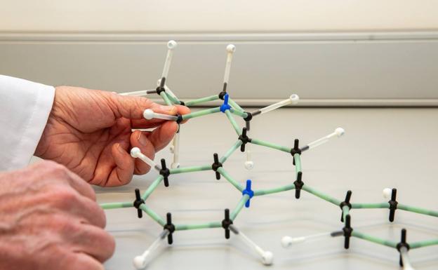 Detalles del trabajo de los investigadores en su laboratorio del Instituto de Síntesis Orgánica de la UA.