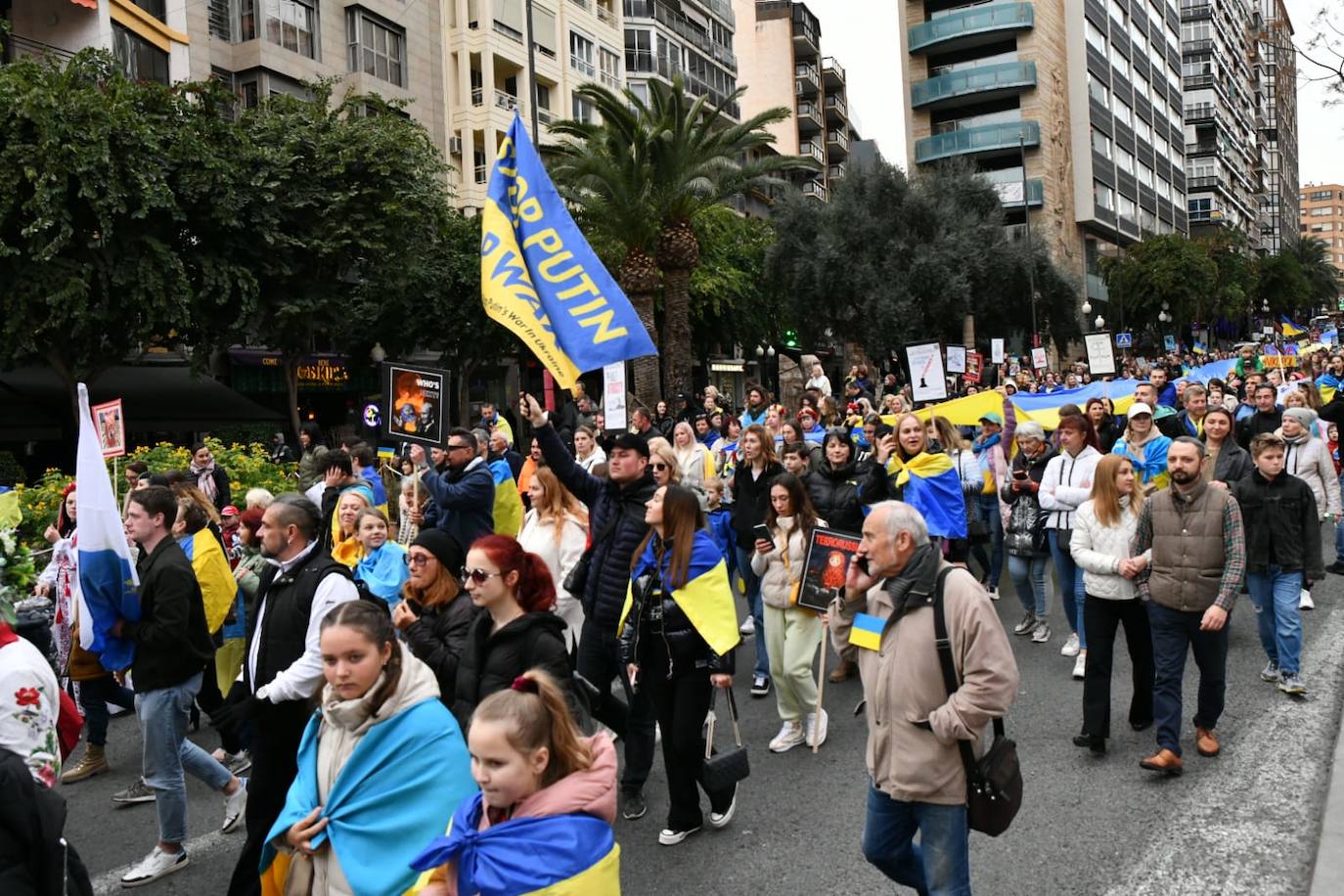 Una mujer ucraniana, ataviada con la vestimenta tradiciona, durante la manifestación de este viernes tarde por Alicante. 