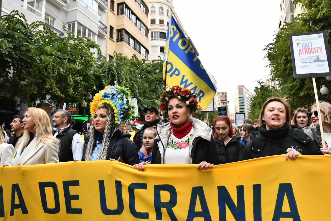 Una mujer ucraniana, ataviada con la vestimenta tradiciona, durante la manifestación de este viernes tarde por Alicante. 