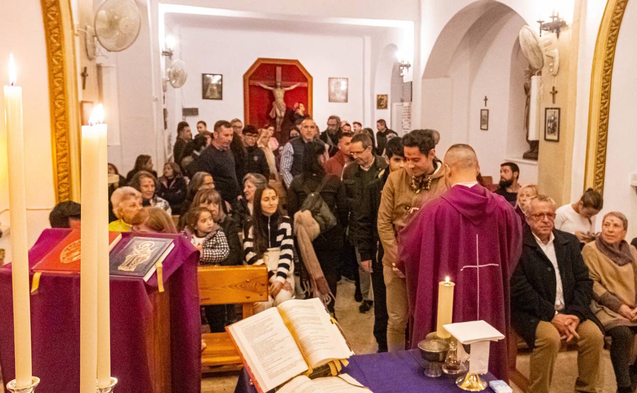 Fieles en la ermita de San Roque, en el barrio de Santa Cruz.