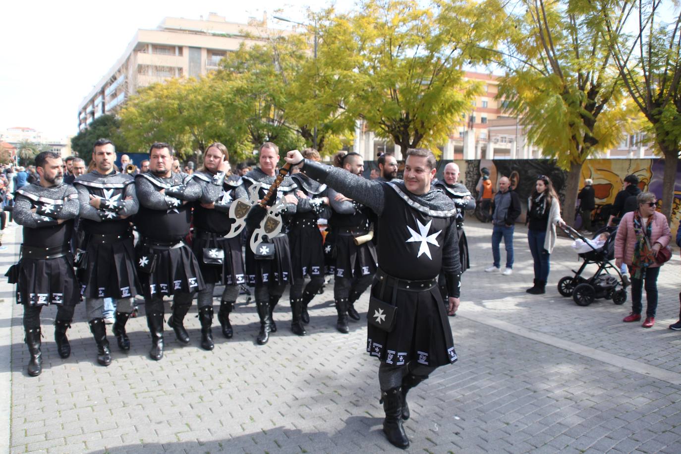 Las tropas de la cruz y la media luna marchan por las calles de Dénia