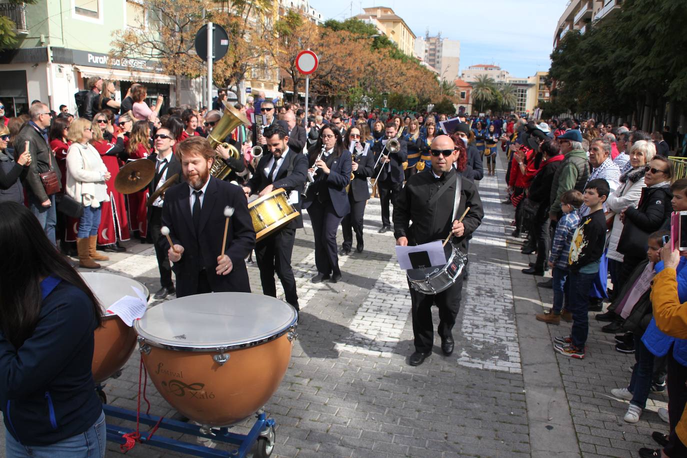 Las tropas de la cruz y la media luna marchan por las calles de Dénia