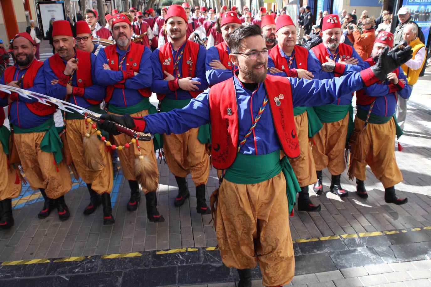 Las tropas de la cruz y la media luna marchan por las calles de Dénia