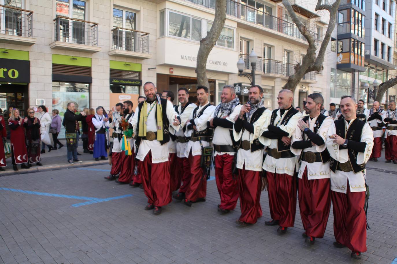 Las tropas de la cruz y la media luna marchan por las calles de Dénia