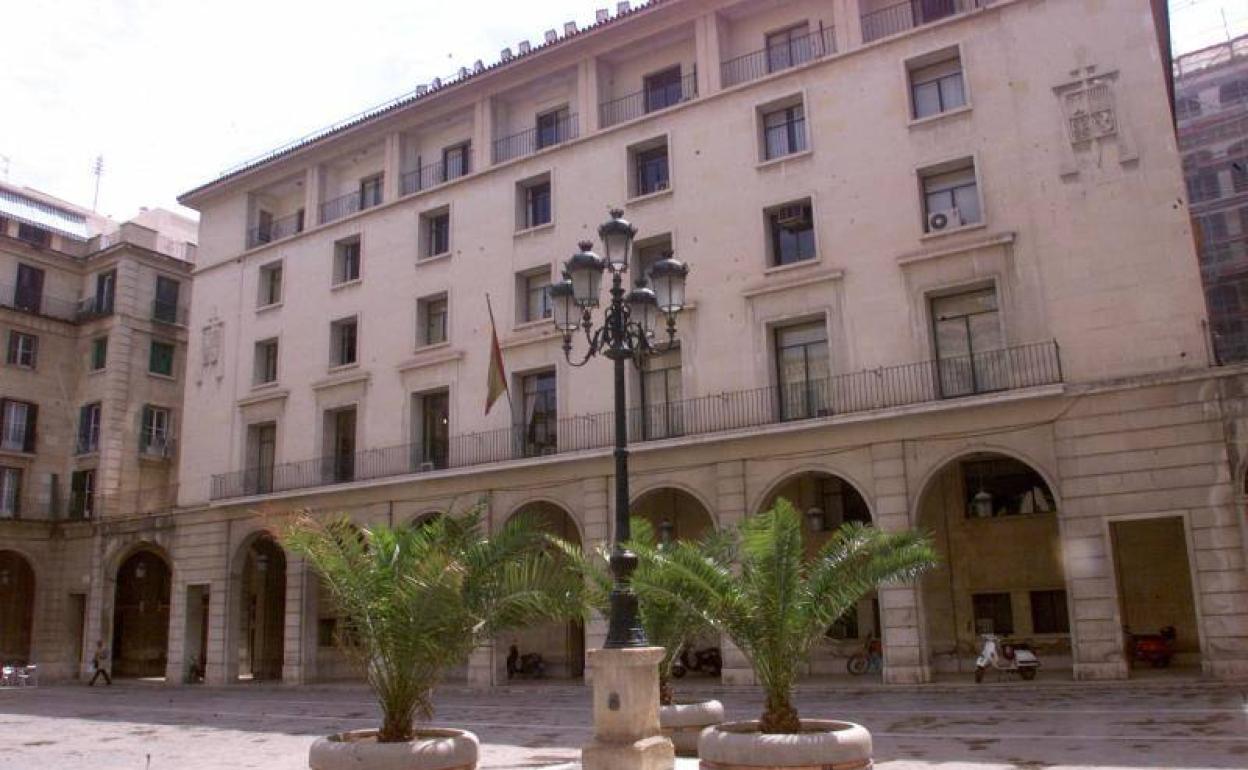 Imagen de archivo de la fachada de la Audiencia Provincial de Alicante