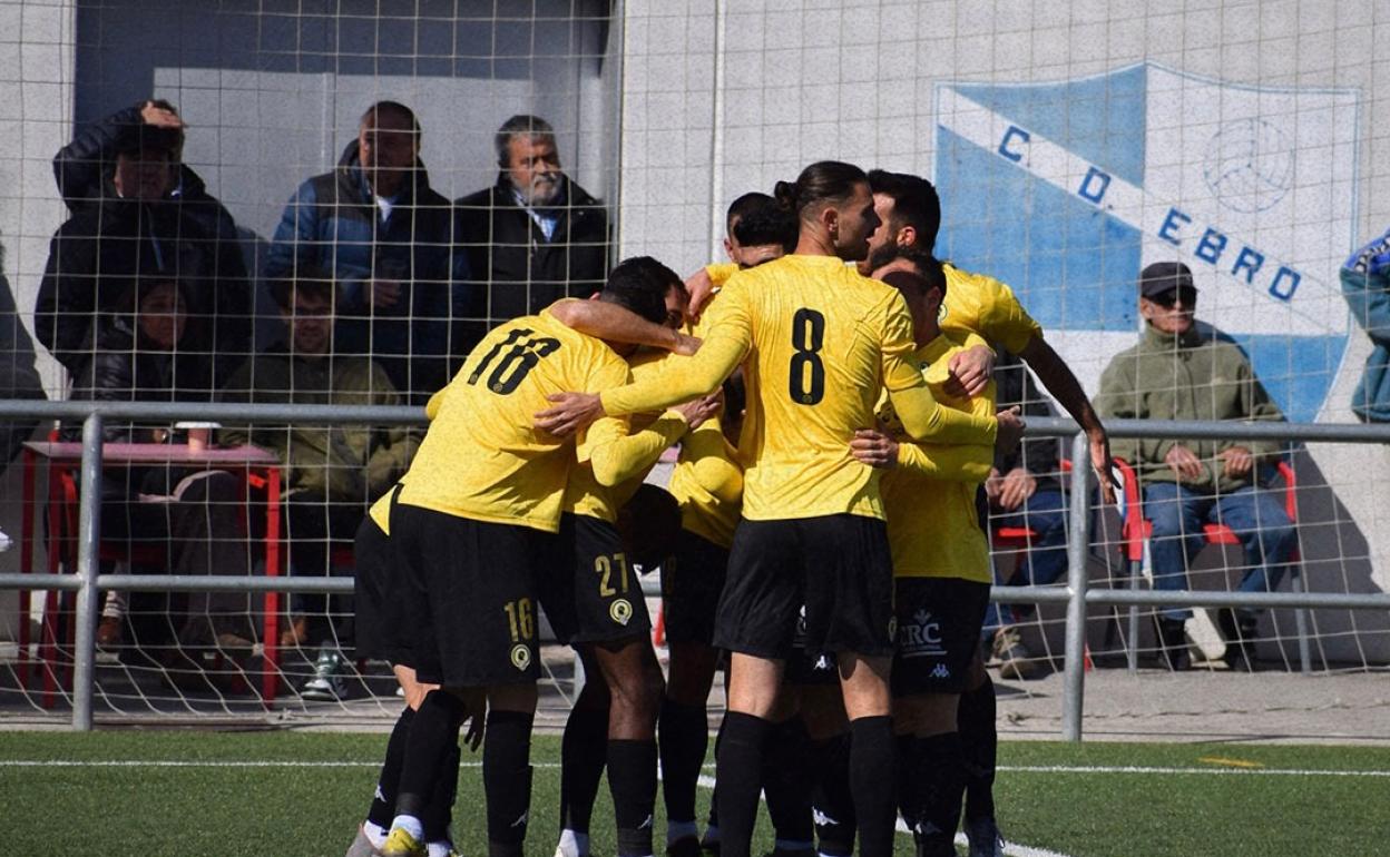 Los jugadores del Hércules se abrazan tras el gol de la victoria de Jean Paul. 